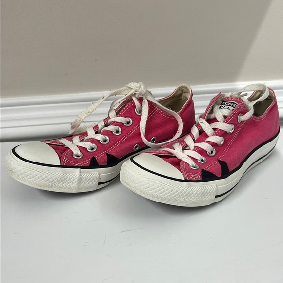 Converse Women's Fuchsia Canvas Sneakers size 7 - Picture 1 of 6